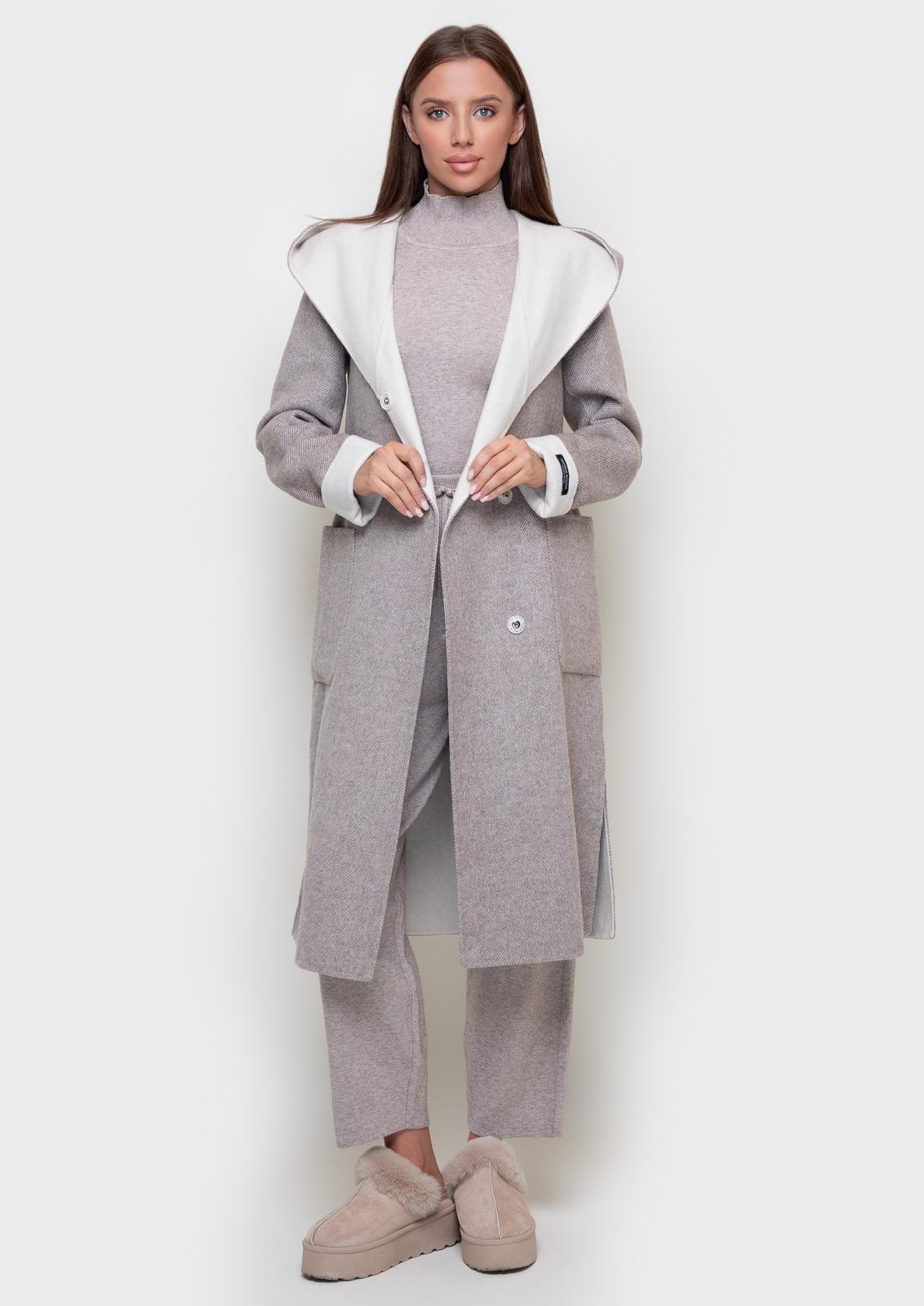 Elegant coat with a belt