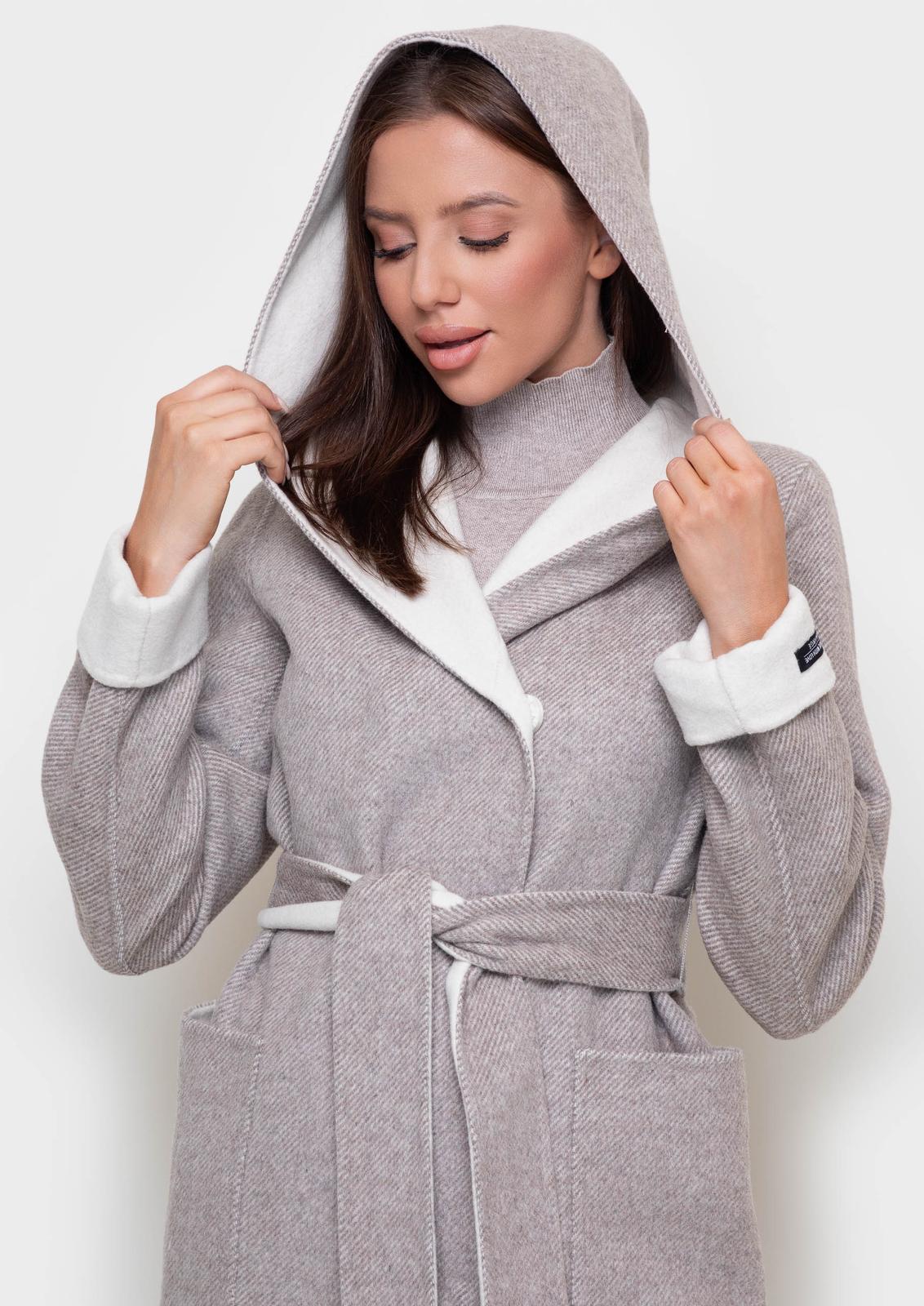 Elegant coat with a belt