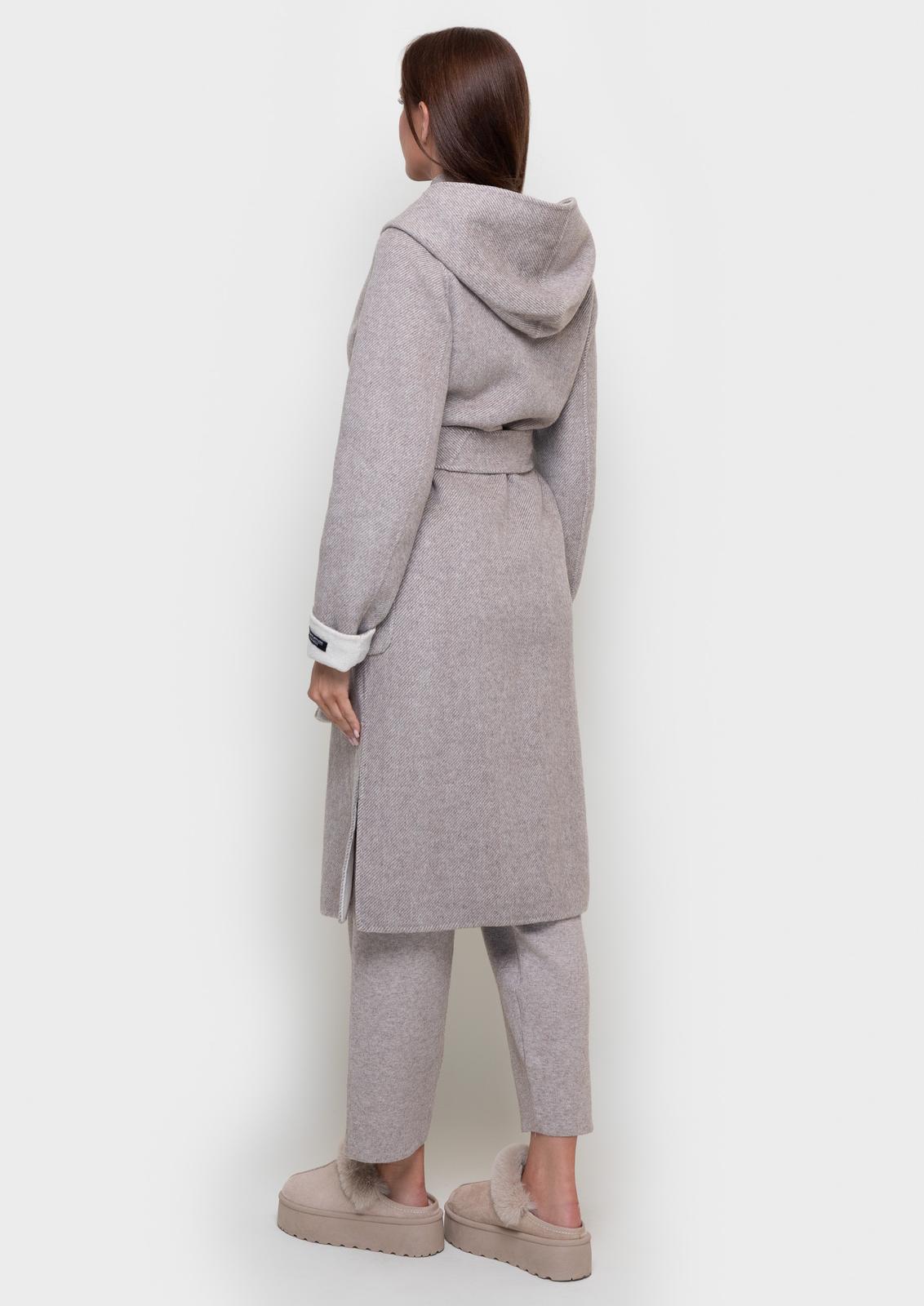 Elegant coat with a belt