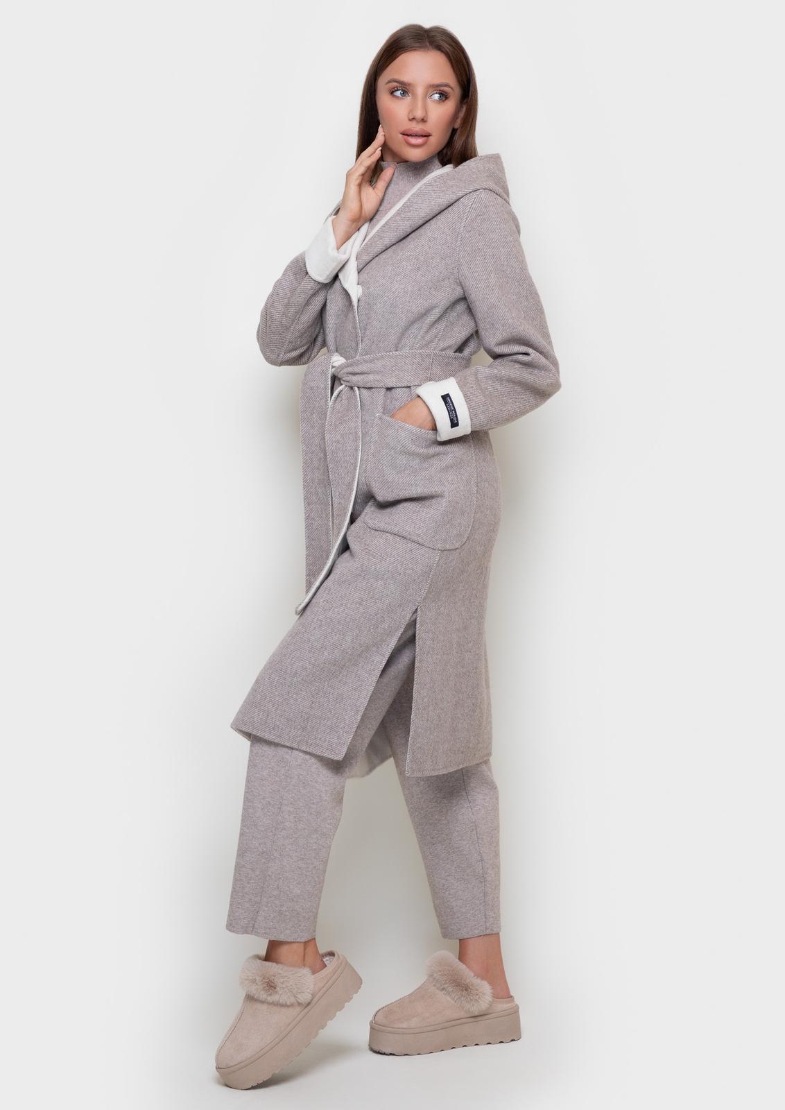 Elegant coat with a belt