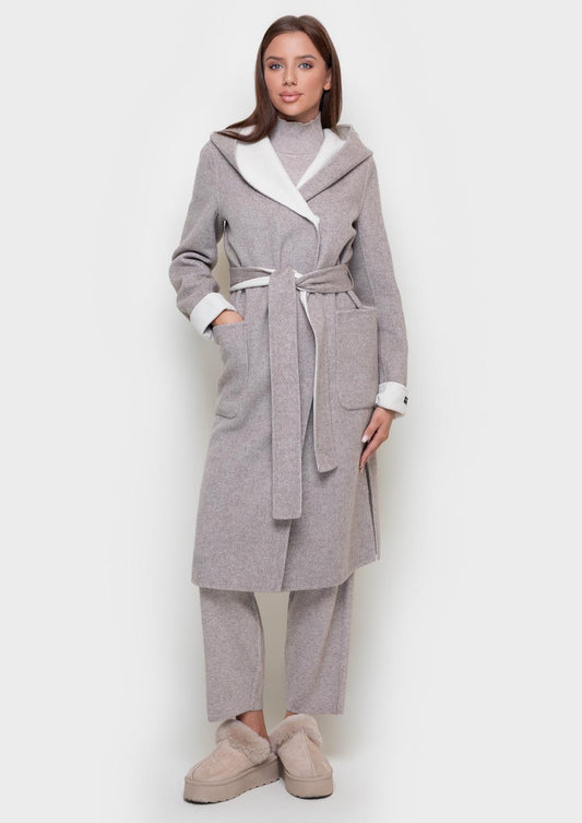 Elegant coat with a belt